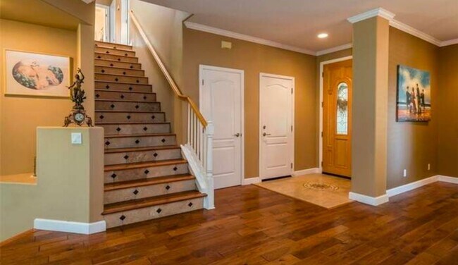 Building Photo - Very large, 4 bedroom 2.5 bath home