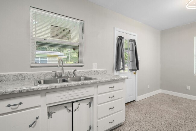 Building Photo - 613 Edgecliff Dr
