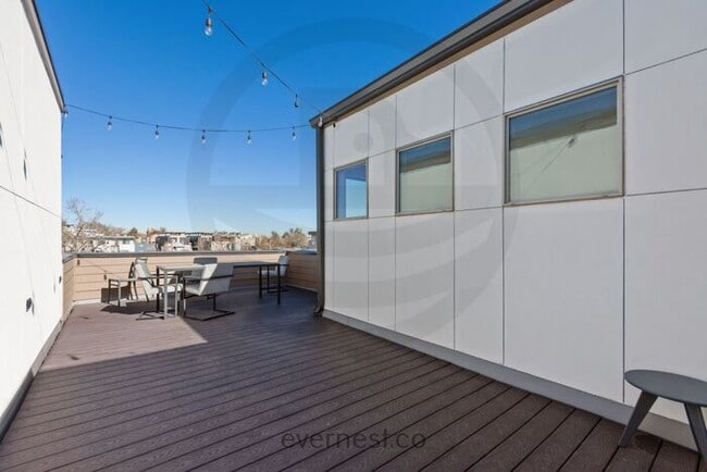 Building Photo - Beautiful Two Bedroom Townhome in Denver -...