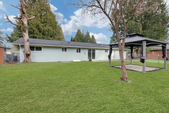 Building Photo - Remodeled Lacey Rambler
