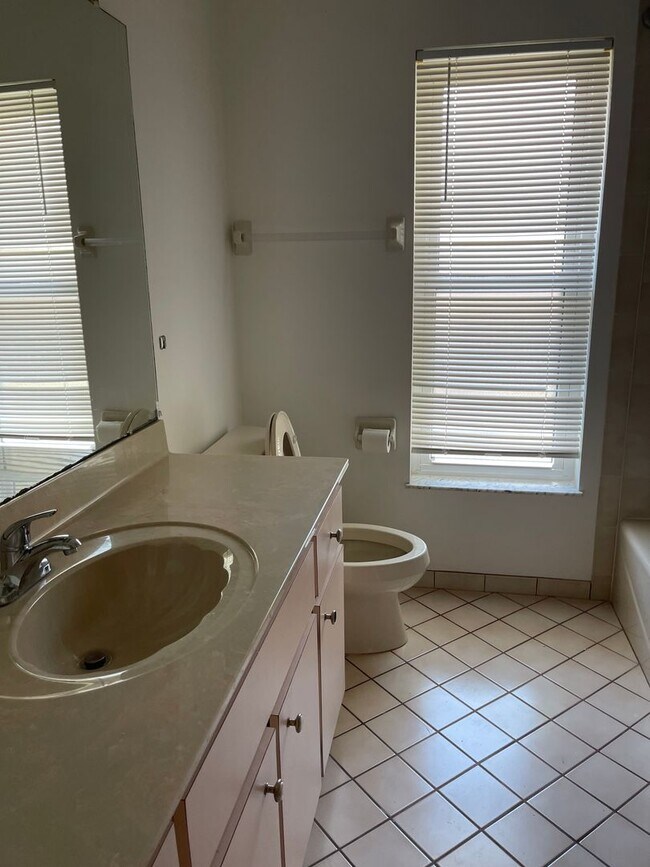 Building Photo - Adorable 2 bedroom 2 bath pool home in Seven Hills