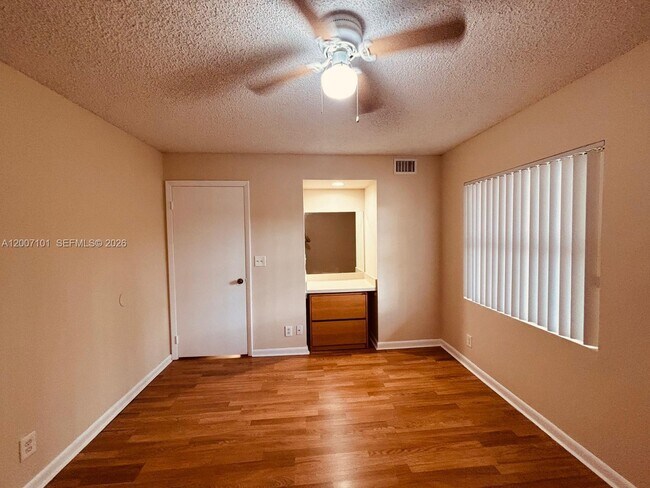 Building Photo - 9999 Summerbreeze Dr