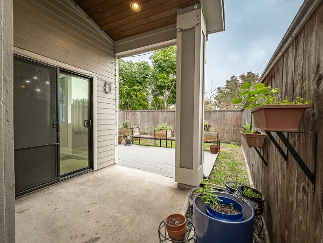 Building Photo - "Charming 4-Bed Houston Haven with Elegance on East 32nd Street!"