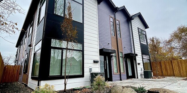 Primary Photo - Townhomes on Hamilton