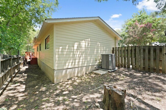Building Photo - 2218 Bahama Rd