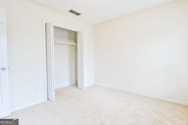 Building Photo - 105 N Oakland Cir