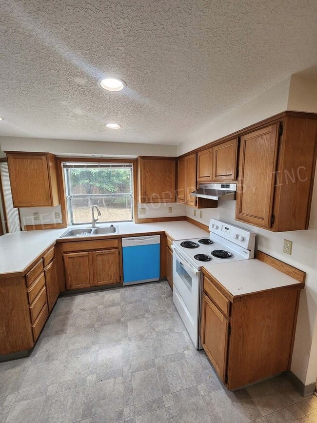 Building Photo - *1ST FULL MONTH'S RENT FREE PROMO* Spaciou...