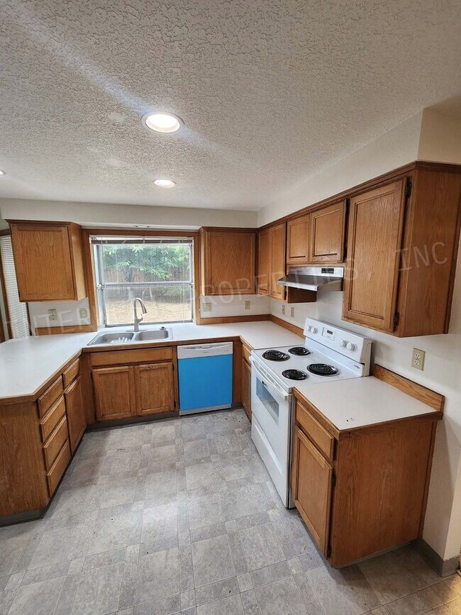Building Photo - Spacious 4bd 2.5ba Rock Creek Home With 2 ...