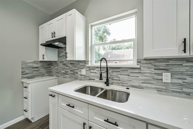 Building Photo - 3007 Bringhurst St