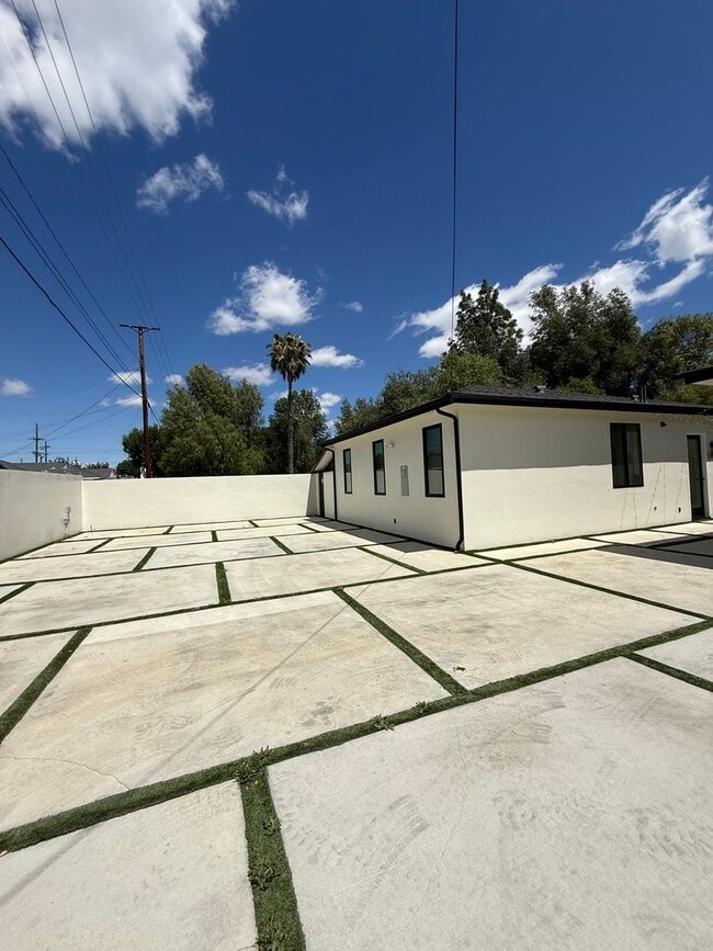 Building Photo - 3 bed, 2 bath ADU with private yard