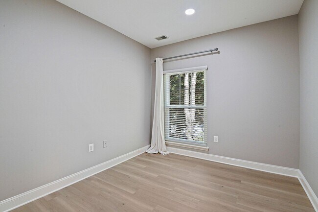 Building Photo - 1519 North Point Dr