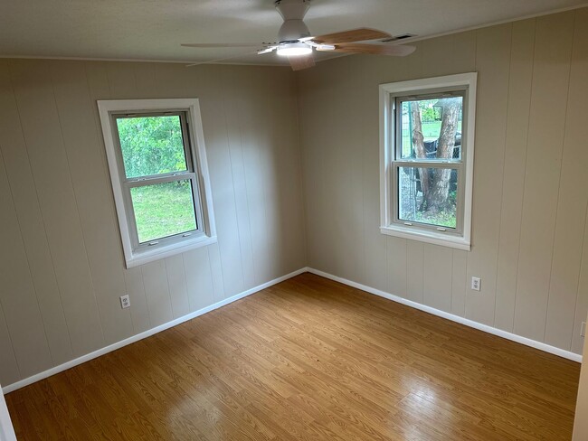 Building Photo - Available Now! 4-Bedroom, 1-Full Bathroom ...