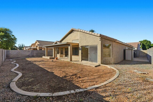 Building Photo - Four beds! Gilbert Location!