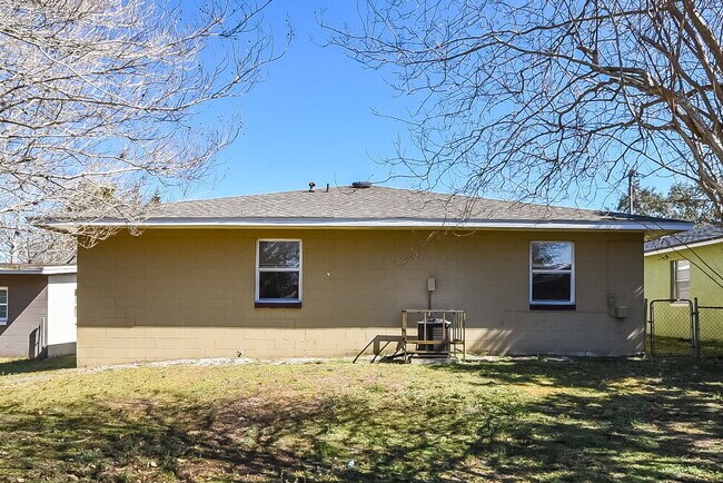 Building Photo - 1608 Gattis Dr