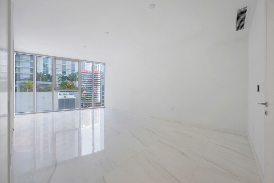 Primary Photo - 300 Biscayne Boulevard Way
