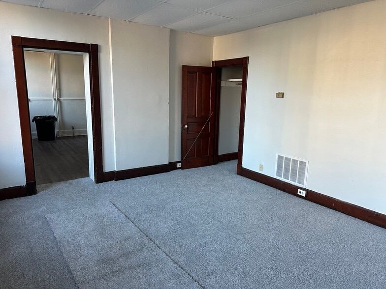 Building Photo - 3036 W Maryland St