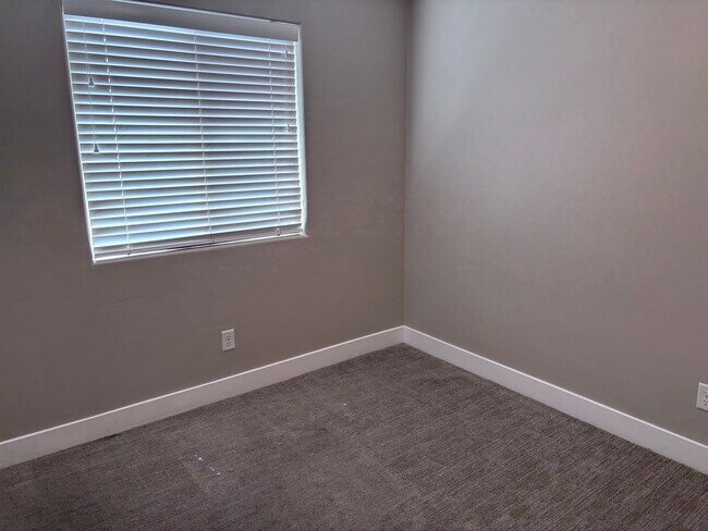 Building Photo - 3 Bed / 2.5 bath Desert Hills Townhome wit...