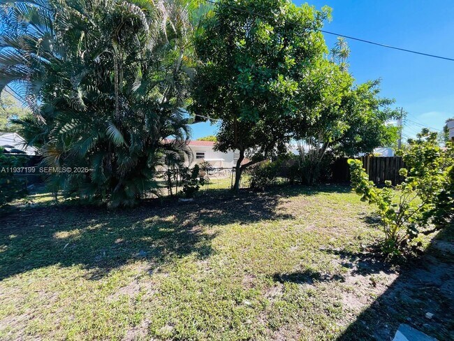 Building Photo - 5654 NE 5th Ave