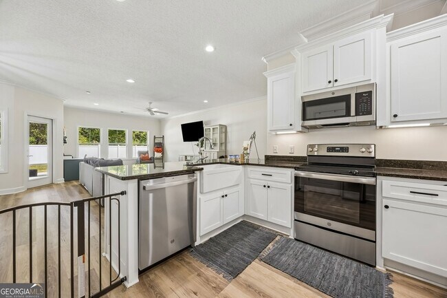 Building Photo - 152 Verano St