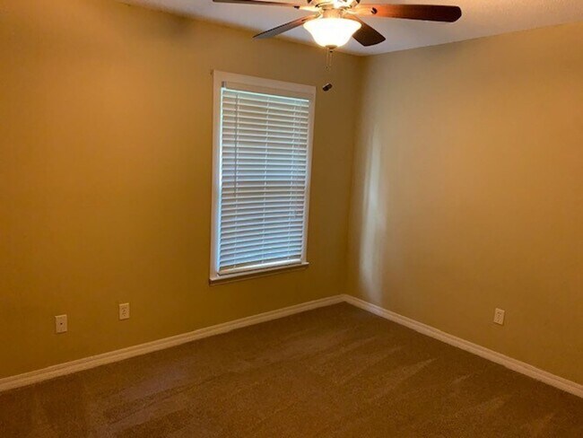 Building Photo - Lot of Updates 3/2.5 Close to USA