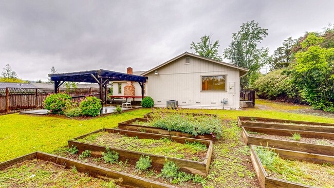 Building Photo - Bright and Beautiful 4 bedroom 2.5 Bath with large enclosed back yard and close proximity to Mari...