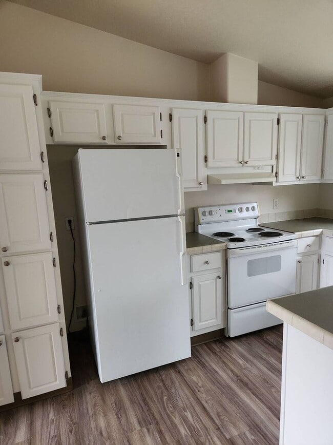 Building Photo - Pet Friendly 3bed : 2bath Home w/ 1 Car De...