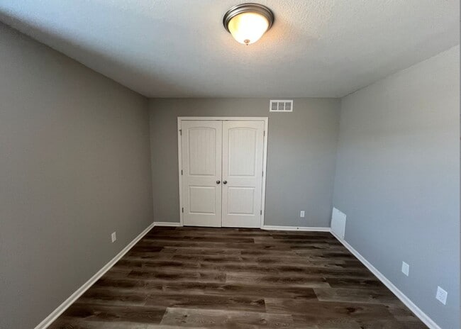 Building Photo - Charming 2 Bedroom, 2.5 Bath Townhome with...