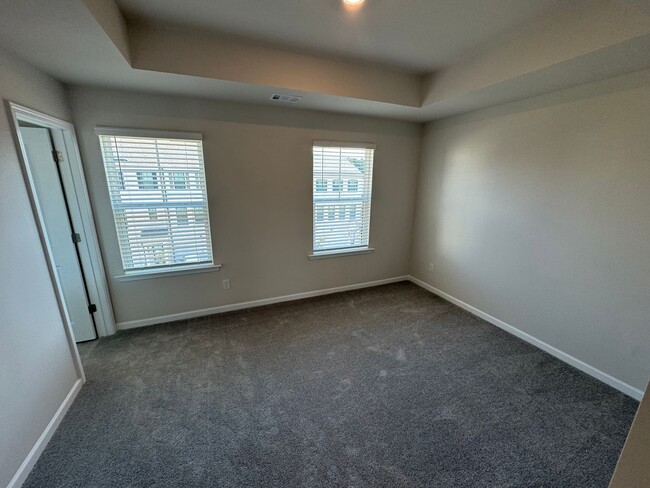 Building Photo - Beautiful 3 Bedroom 3.5 Bath Townhome in L...