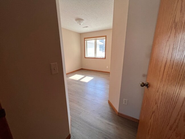 Building Photo - Quiet 2 Bedroom Town Home