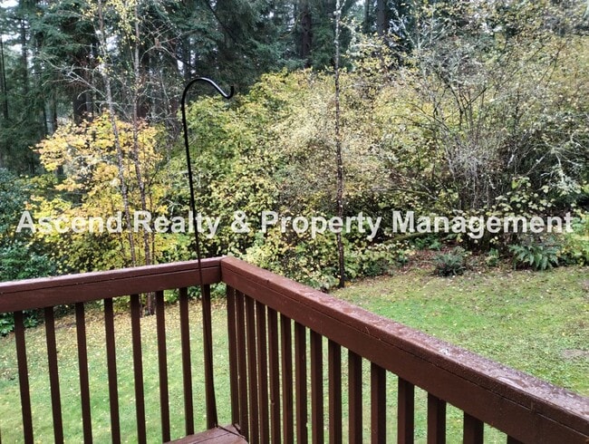 Building Photo - Price Reduced! Beautifully Updated 2 Level...