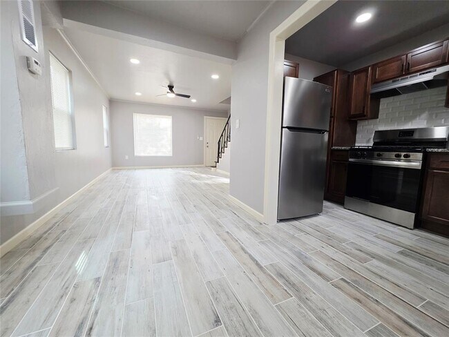 Building Photo - 2720 N Lyons Dr