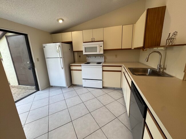 Building Photo - 446 Knollwood Ct