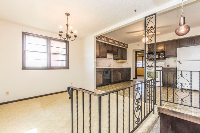 Building Photo - 3 Bedroom 2 Bath Home for Rent Indianola, ...