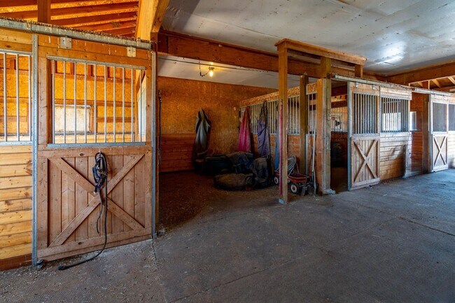 Building Photo - Stunning Tumalo Estate-6 Bed - 7.5 Bath ov...