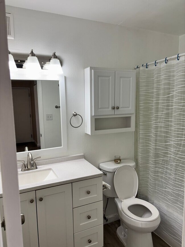 Building Photo - SUPER CUTE UNIT- RECENTLY REMODELED - ONLY $1,375 PER MONTH FOR THIS 2 BEDROOM, 1 BATH UNIT- INCU...