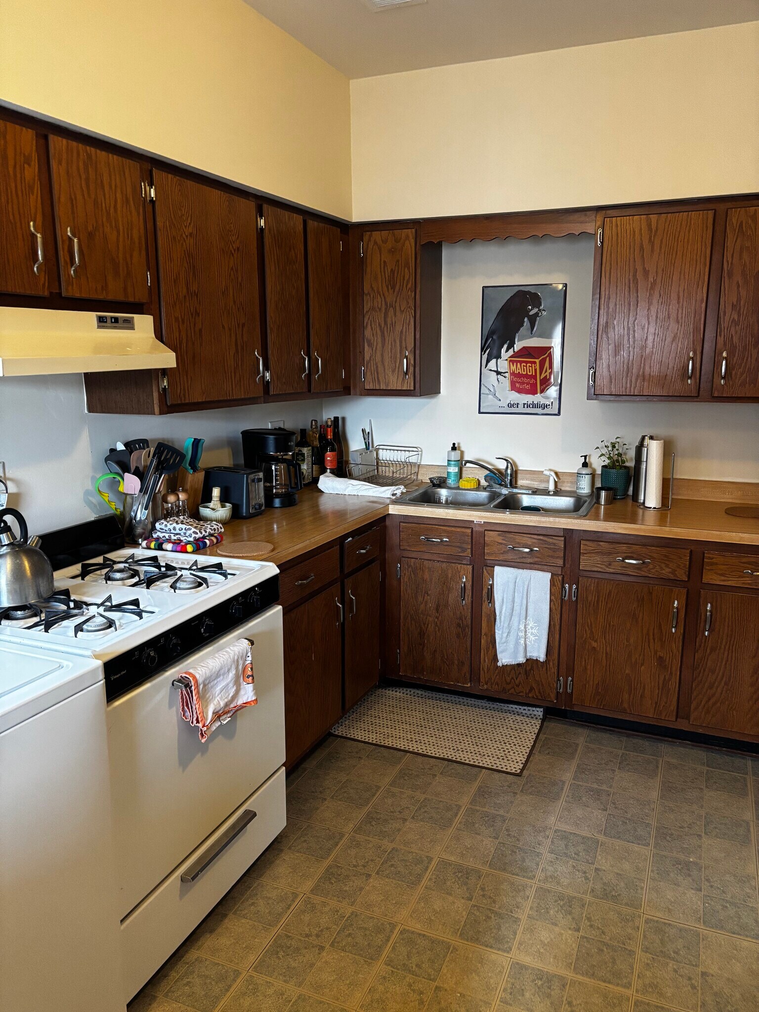 Building Photo - 3351 N Kenmore Ave