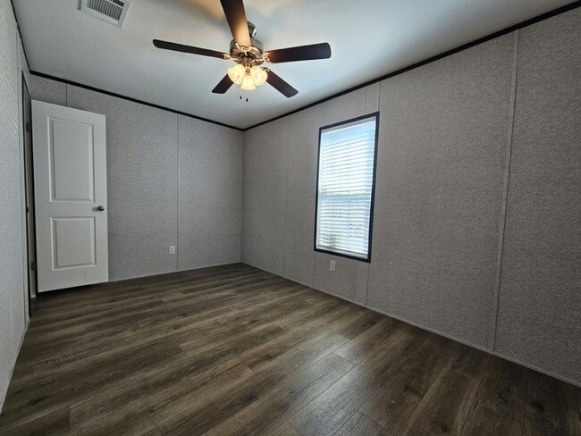 Building Photo - 553 Suwanee Dr