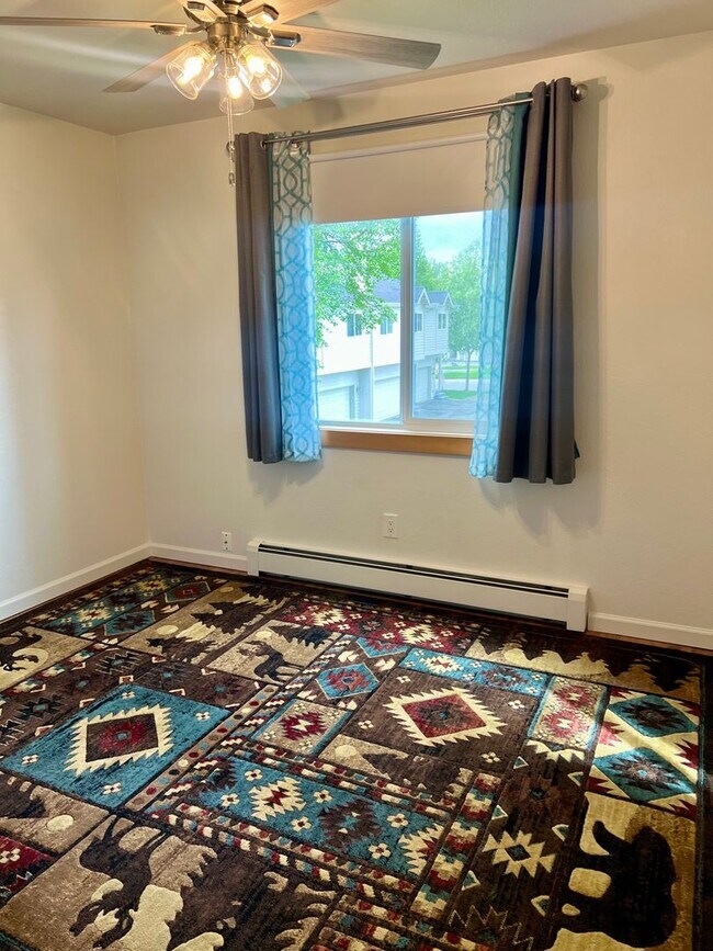 Building Photo - High speed internet included - 3 bedroom townhouse