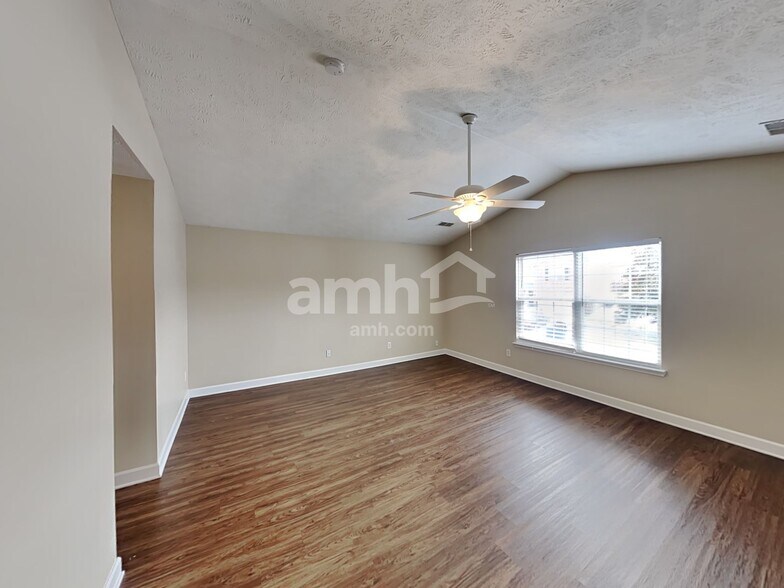 Building Photo - 8026 Meadowview Ln