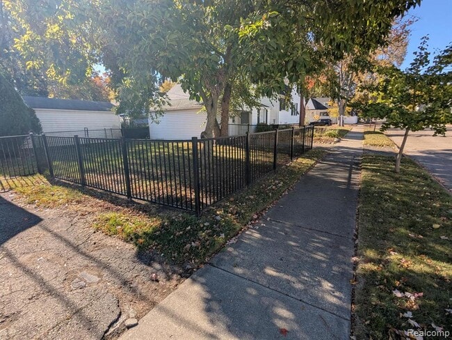 Building Photo - 1103 Mclean Ave