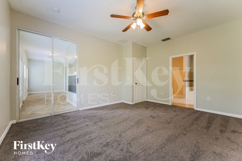 Building Photo - 820 Poinsettia Ave