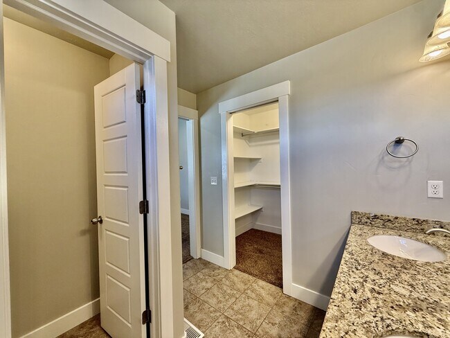 Building Photo - 6928 Village River Ln