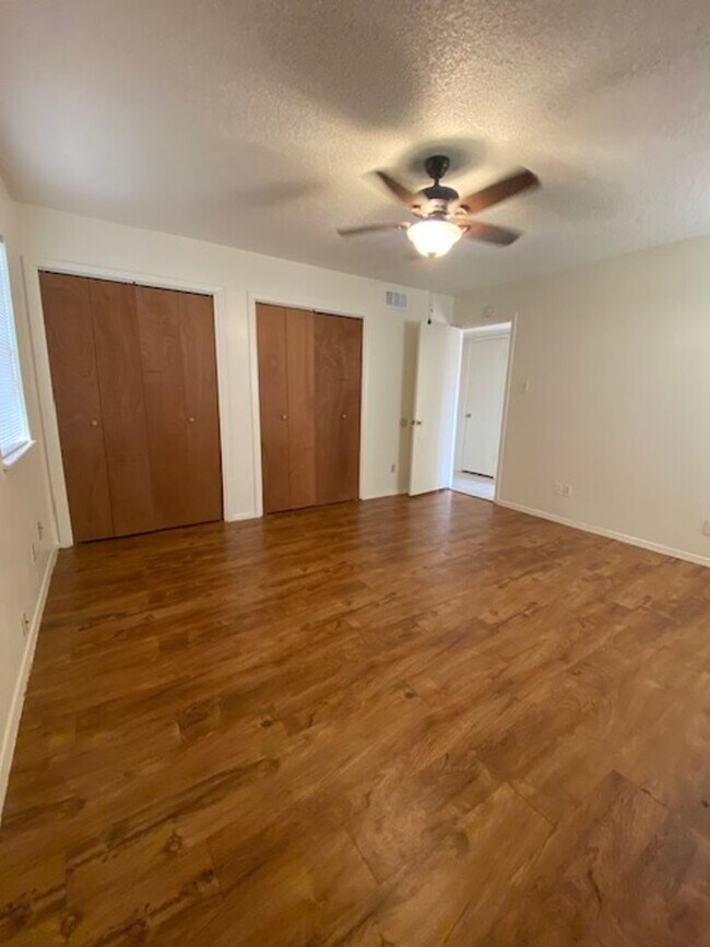 Building Photo - 1226 N LBJ Dr
