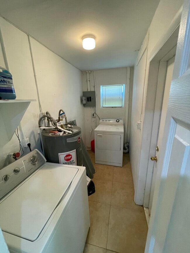 Building Photo - 951 Skylark Dr
