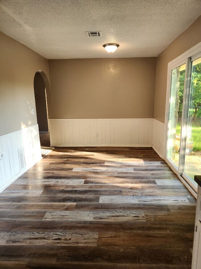 Building Photo - 5 Bed 1.5 Bath Home in Midwest City!