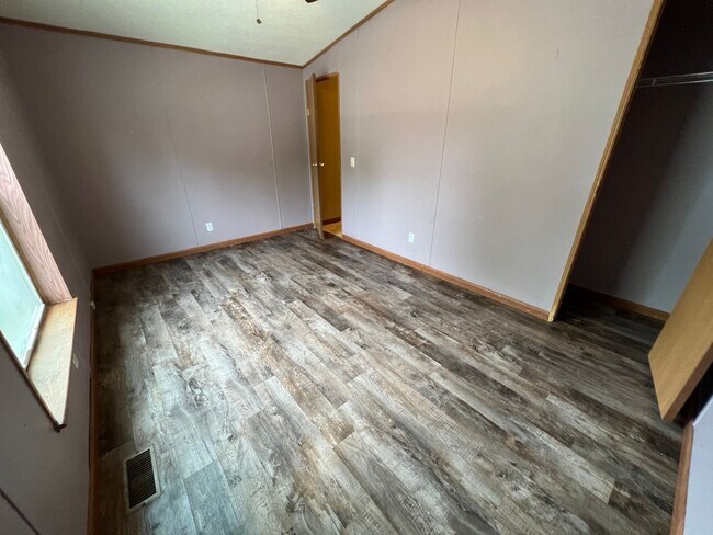 Building Photo - 3 Bedroom 2 Bath Updated Mobile Home with ...