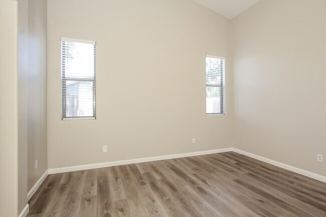 Building Photo - 9038 W Villa Maria Dr