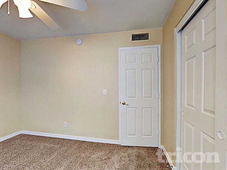 Building Photo - 1113 W Runion Dr