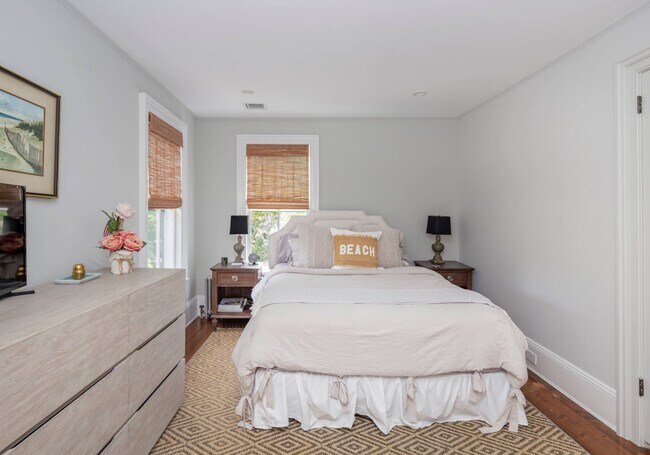 Building Photo - 135 Meeting House Ln