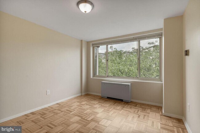 Building Photo - 4000 Tunlaw Rd NW